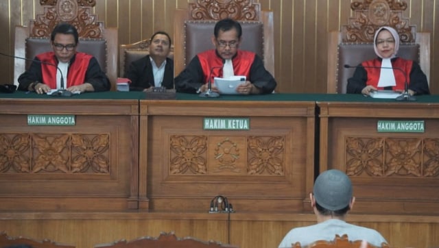 Pimpinan kelompok Jemaah Ansharut Daulah (JAD), Zainal Anshori, jalani persidangan dengan agenda pembacaan putusan di PN Jakarta Selatan, Selasa (31/7). (Foto: Irfan Adi Saputra/kumparan)