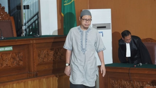 Pimpinan kelompok Jemaah Ansharut Daulah (JAD), Zainal Anshori, jalani persidangan dengan agenda pembacaan putusan di PN Jakarta Selatan, Selasa (31/7). (Foto: Irfan Adi Saputra/kumparan)