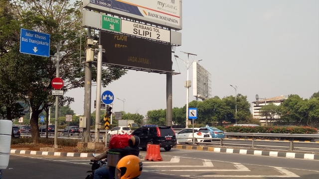 Kondisi pintu Tol Slipi 2 yang masih beroperasi (31/7). (Foto: Maulana Ramadhan/kumparan)