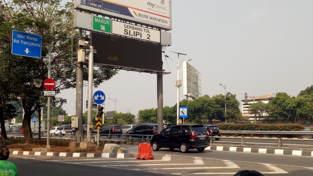 Kondisi pintu Tol Slipi 2 yang masih beroperasi (31/7). (Foto: Maulana Ramadhan/kumparan)