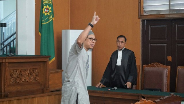 Pimpinan kelompok Jemaah Ansharut Daulah (JAD), Zainal Anshori, usai jalani sidang di PN Selatan, Jakarta, Selasa (31/7). (Foto: Irfan Adi Saputra/kumparan)