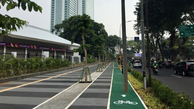 Jalur sepeda di sekitar GBK terhalang tiang listrik dan lampu penerang jalan di Jalan Asia Afrika (Foto: Ferry Fadhlurrahman/kumparan)