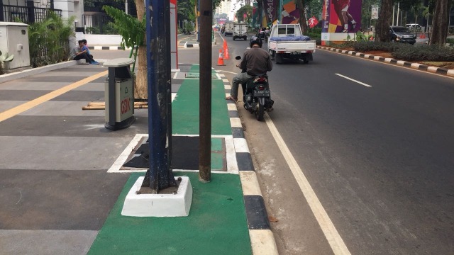 Jalur sepeda di sekitar GBK terhalang tiang listrik dan lampu penerang jalan di Jalan Asia Afrika (Foto: Ferry Fadhlurrahman/kumparan)