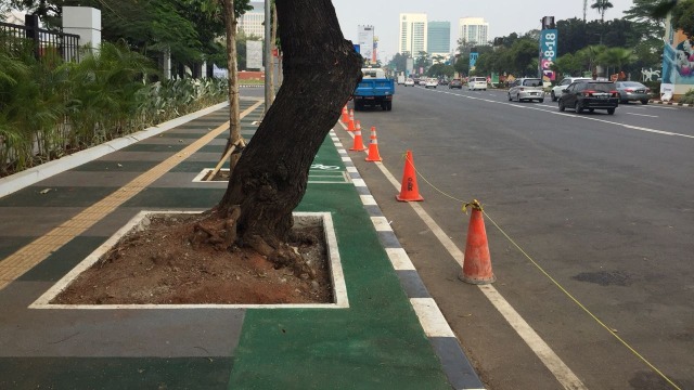 Jalur sepeda di sekitar GBK terhalang tiang listrik dan lampu penerang jalan di Jalan Asia Afrika (Foto: Ferry Fadhlurrahman/kumparan)