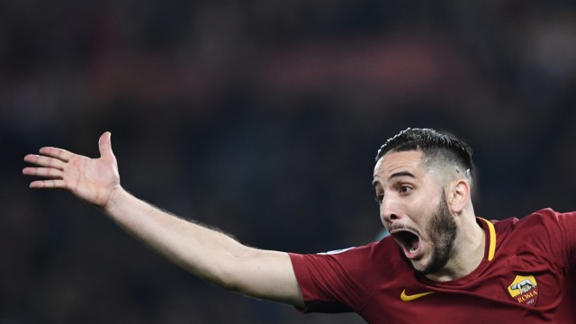 Bek AS Roma, Kostas Manolas, merayakan gol ke gawang Barcelona pada partai perempat final Liga Champions 2017/18. (Foto: Filippo Monteforte/AFP)