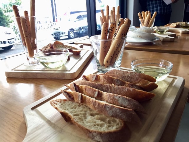 Minyak zaitun dan roti (Foto: Safira Maharani/ kumparan)