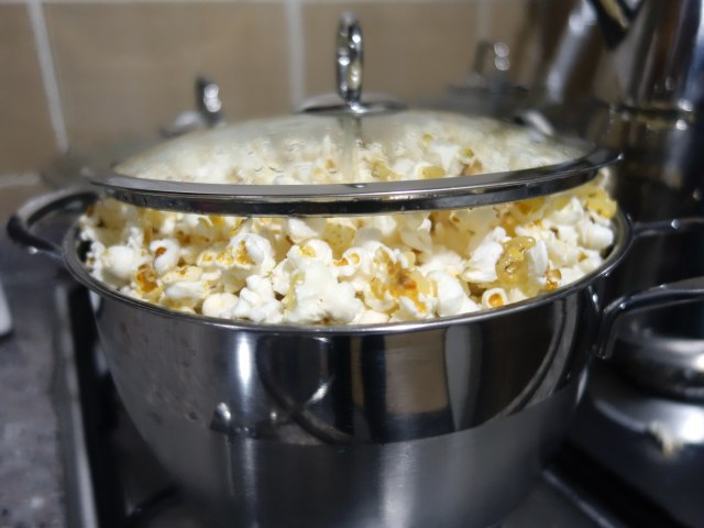 Membuat popcorn (Foto: Thinkstock)