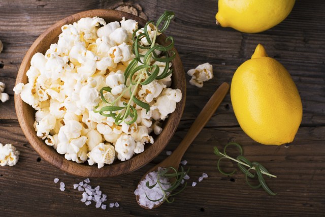 Membuat popcorn (Foto: Thinkstock)