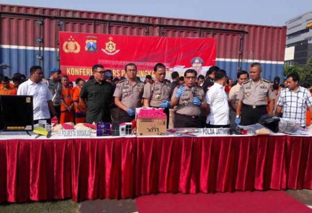 Hitungan Detik, Pelaku Pecah Kaca Mobil Lakukan Aksinya