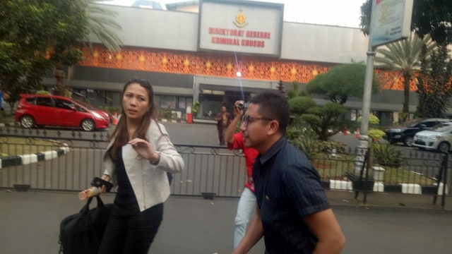 Diduga admin akun ig @gila_bola buru-buru meninggalkan lokasi usai diperiksa di  Krimsus Polda Metro Jaya, Selasa (31/7/2018). (Foto: Ainul Qalbi/kumparan)
