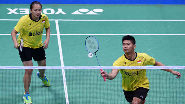 Aksi ganda campuran Indonesia, Praveen/Melati. Foto: SAJJAD HUSSAIN / AFP