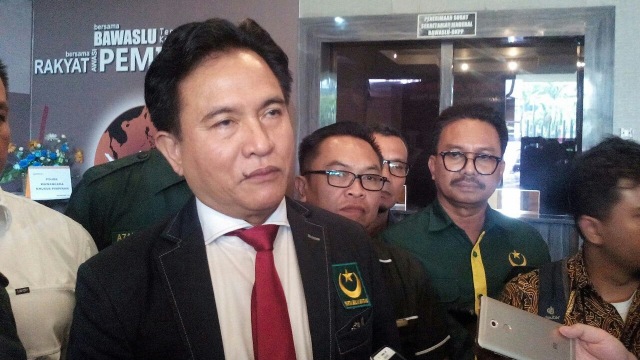 Yusril saat menjawab pertanyaan wartawan terkait mediasi antara PBB dengan KPU terkait sengketa pencalegan. (Foto: Ricad Saka/kumparan)