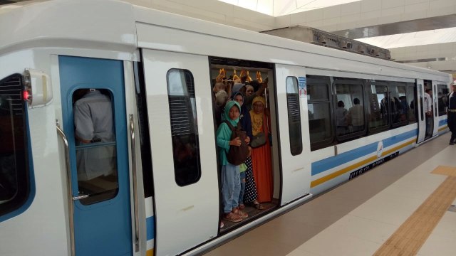 Uji coba gratis LRT di Palembang. (Foto: Pranamya Dewati/kumparan)