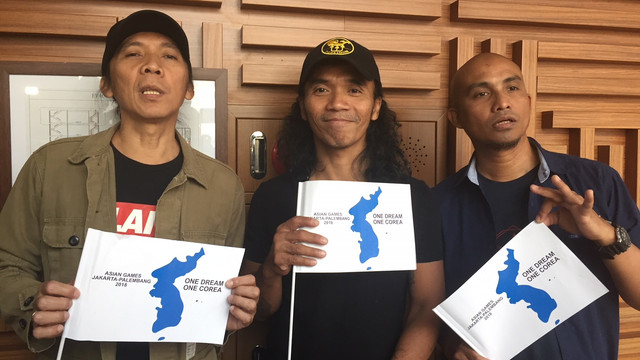 Slank menyerahkan Album Energy Of Asia pada Duta Besar Korea Selatan. (Foto: Giovani/kumparan)