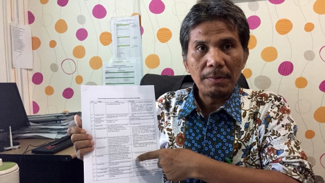 Surat Pemberhentian Beasiswa Didapat Keluarga Setelah Setahun Arnita Tidak Diberi Dana. (Foto: Ade Nurhaliza/kumparan)