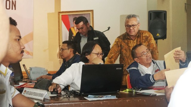 Ketua Komisi Pemilihan Umum (KPU), Arief Budiman memantau pendaftaran bakal calon anggota DPR di gedung KPU, Jakarta, Selasa (31/7). (Foto: Irfan Adi Saputra/kumparan)