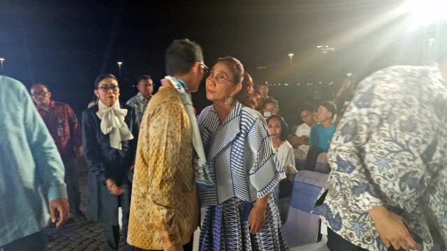 Sandiaga Uno dan Susi Pudjiastuti dalam acara #KitaSupreme di Lapangan Monas (Foto: Nabilla Fatiara/kumparan)