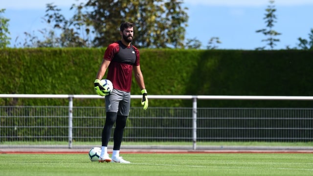 Alisson Becker di sesi latihan perdananya bersama Liverpool. (Foto: Twitter: Liverpool)