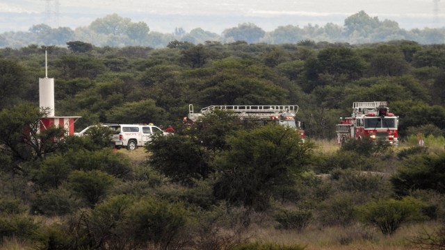 Saat petugas pemadam kebakaran membantu kejadian kecelakaan pesawat di Meksiko (Foto: AFP/KEVIN ALCANTAR)