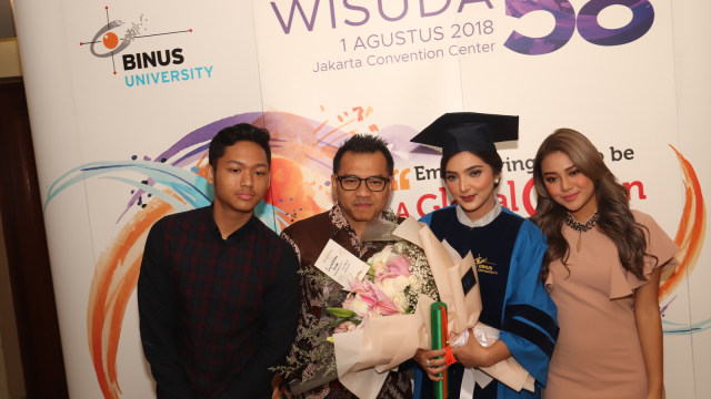 Ashanty lulus S2. (Foto: Munady Widjaja)