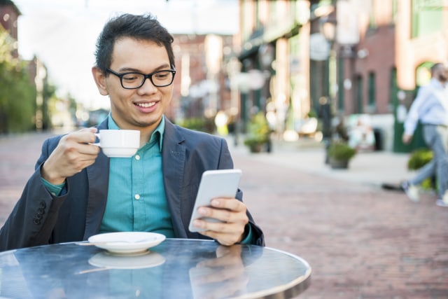 com-Ilustrasi Melihat Aplikasi di Smartphone (Foto: Thinkstock)