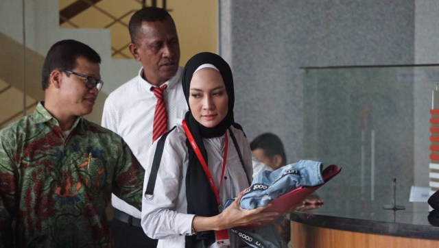 Steffy Burase tiba di KPK, Jakarta, Rabu (1/8). (Foto: Fanny Kusumawardhani/kumparan)