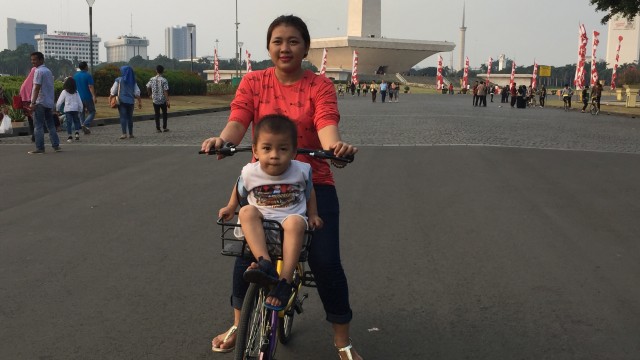 Fitri dan Anaknya, Pengunjung Monas (Foto: Helinsa Rasputri/kumparan)