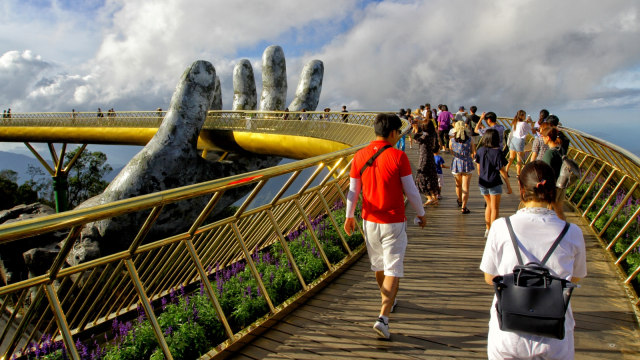 Jembatan Cau Vang atau Jembatan Emas yang memiliki panjang 150 meter di Perbukitan Ba Na dekat Danang, Vietnam. (Foto: AFP/Linh Pham)