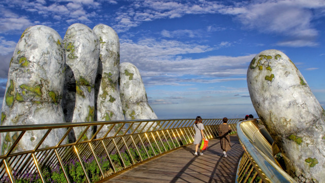 Jembatan Cau Vang atau Jembatan Emas yang memiliki panjang 150 meter di Perbukitan Ba Na dekat Danang, Vietnam. (Foto: AFP/Linh Pham)