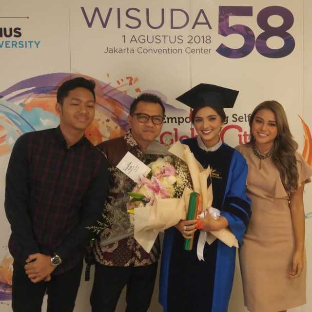 5 Potret Wisuda Ashanty, Lulus S2 dengan Predikat Nilai A (1)