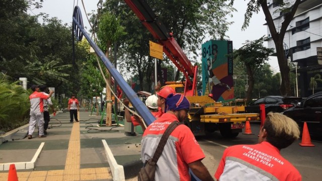 Sudin PE Jakarta Pusat membongkar tiang lampu yang mengganggu jalur sepeda di Gelora Bung Karno, Rabu (8/1). (Foto: Fachrul Irwinsyah/kumparan)