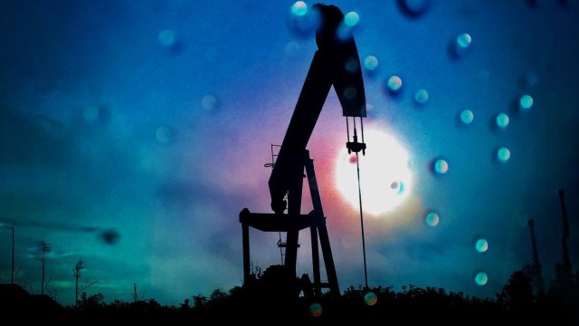 Pompa angguk di sumur minyak. (Foto: instagram @daririsang)