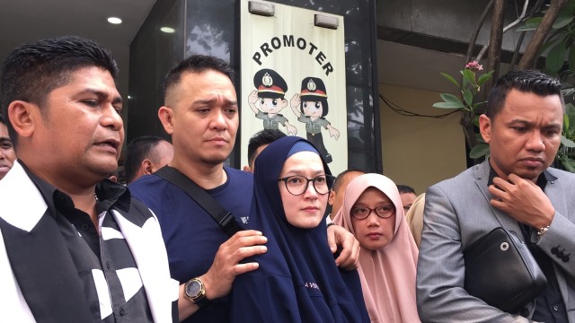 Lyra Virna (berhijab biru), Fadlan (berkaus biru), dan Kuasa Hukum. (Foto: Maria Gabrielle Putrinda/kumparan)
