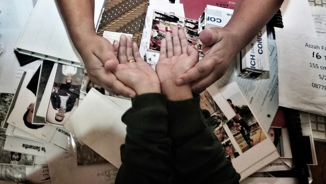 Proses pemasangan susuk oleh Ki Kusumo. (Foto: Nugroho Sejati/kumparan)