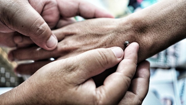 Ki Kusumo menggunakan media tembaga untuk pemasangan susuk. (Foto: Nugroho Sejati/kumparan)