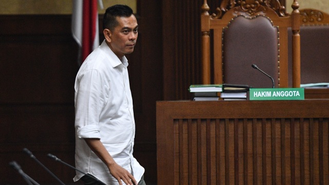 Terpidana kasus suap pembahasan peraturan daerah tentang reklamasi di Pantai Utara Jakarta, Mohammad Sanusi meninggalkan ruangan usai menjalani sidang Peninjauan Kembali (PK) di Pengadilan Tipikor, Jakarta, Rabu (1/8). (Foto: ANTARA FOTO/Sigid Kurniawan)