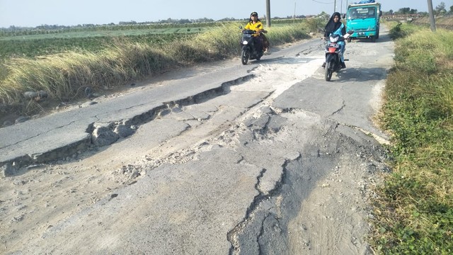 Rusak Parah, Jalan Utama Sitanggal – Larangan Sudah Makan Korban