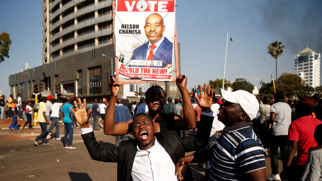 Aksi demonstrasi di Zimbabwe yang memprotes hasil pemilihan umum. (Foto: REUTERS/Philimon Bulawayo)
