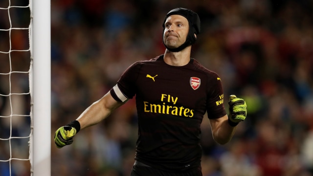 Petr Cech tepis dua sepakan penalti Chelsea. (Foto: Reuters/Paul Childs)