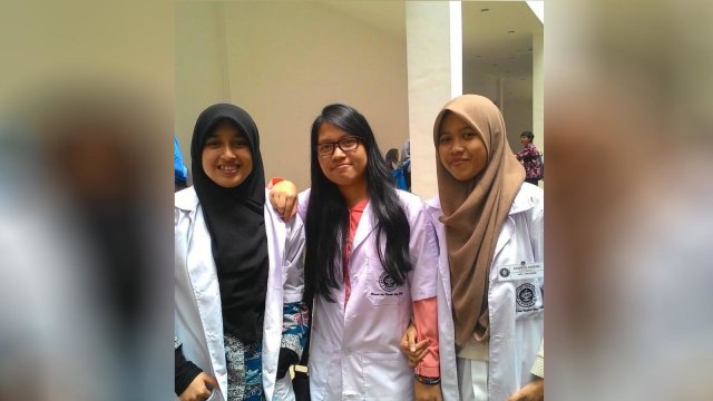 Arnita Rodelina Turnip (kiri), mahasiwi IPB.  (Foto: Instagram @fah_jauna20)