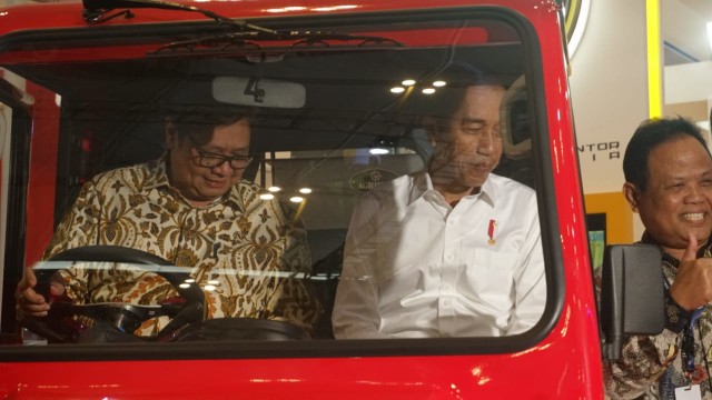 Menteri Perindustrian, Airlangga Hartarto dan Presiden RI, Joko Widodo di Mobil AMMDES. (Foto: Iqbal Firdaus/kumparan)
