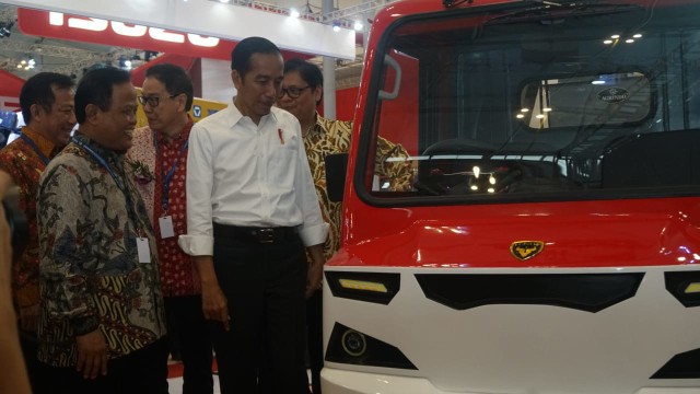 Presiden RI, Joko Widodo tinjau mobil AMMDES di GIIAS, ICE BSD. Foto: Iqbal Firdaus/kumparan