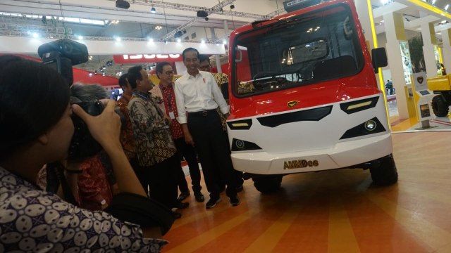 Presiden RI, Joko Widodo tinjau mobil AMMDES di GIIAS, ICE BSD. (Foto: Iqbal Firdaus/kumparan)