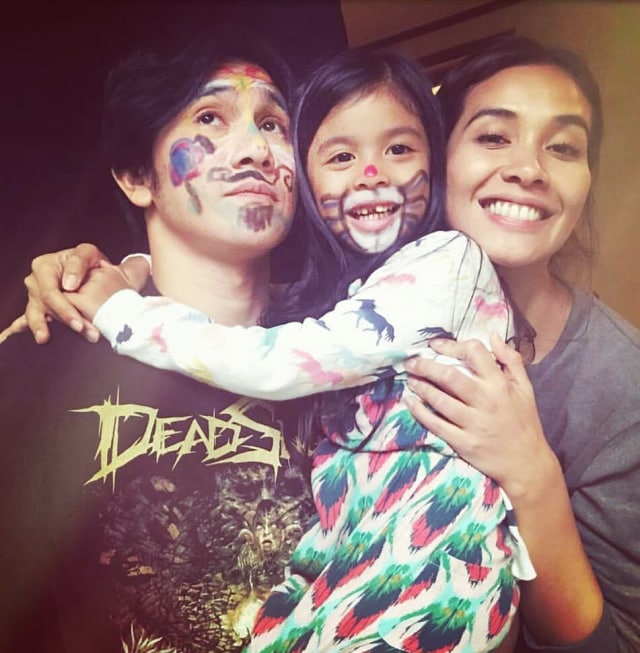 10 Potret Manis Keluarga Vino G Bastian dan Marsha Timothy (5)
