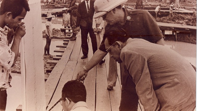Soekarno mengontrol pembangunan Hotel Indonesia (Foto: Hotel Indonesia Kempinsky)
