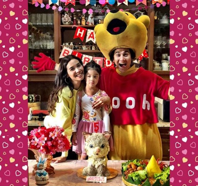 10 Potret Manis Keluarga Vino G Bastian dan Marsha Timothy (7)