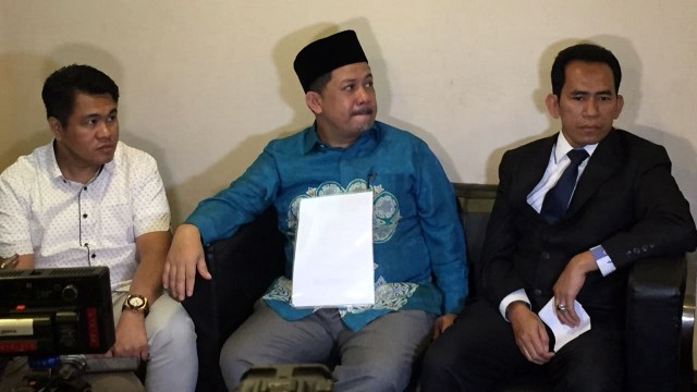 Fahri Hamzah bersama kuasa hukumnya konpers tekriat ditolaknya gugatan PKS atas pemecatan dirinya oleh Mahkamah Agung. (Foto: Ricad Saka/kumparan)