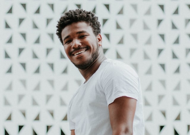 Cowok Kulit Gelap Susah Tampil Keren? Pilihan Warna Ini Buat Gayamu Makin Kece!