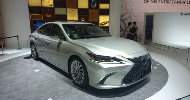 New Lexus ES  di GIIAS 2018 (Foto: Alfons Hartanto/kumparanOTO)