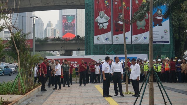 Jokowi, Anies, dan Basuki Hadimuljono tinjau jalur pejalan kaki di Jalan Jenderal Sudirman, Jakarta Selatan (2/8). (Foto: Yudhistira Amran Saleh/kumparan)